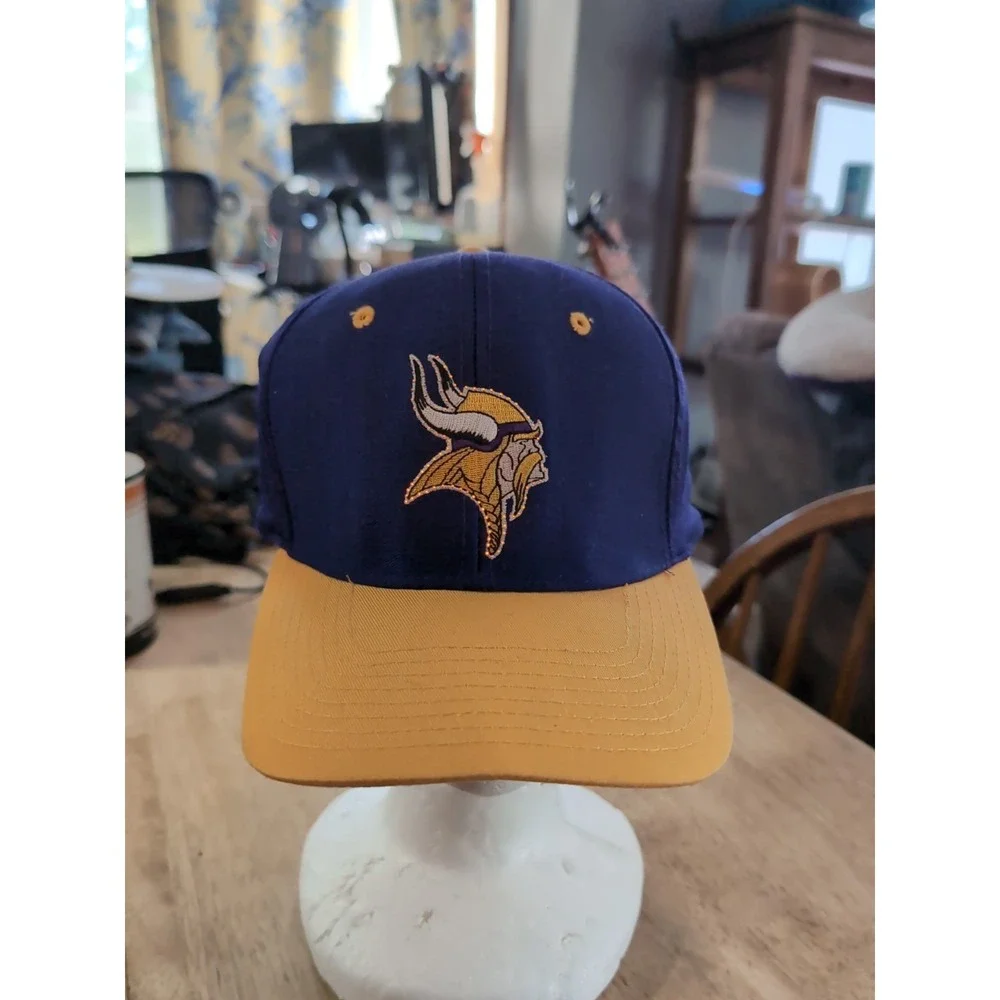 Minnesota Vikings Light Up Logo Cap. NHL Strapback. Logo 7.‎ Works! Needs 9v